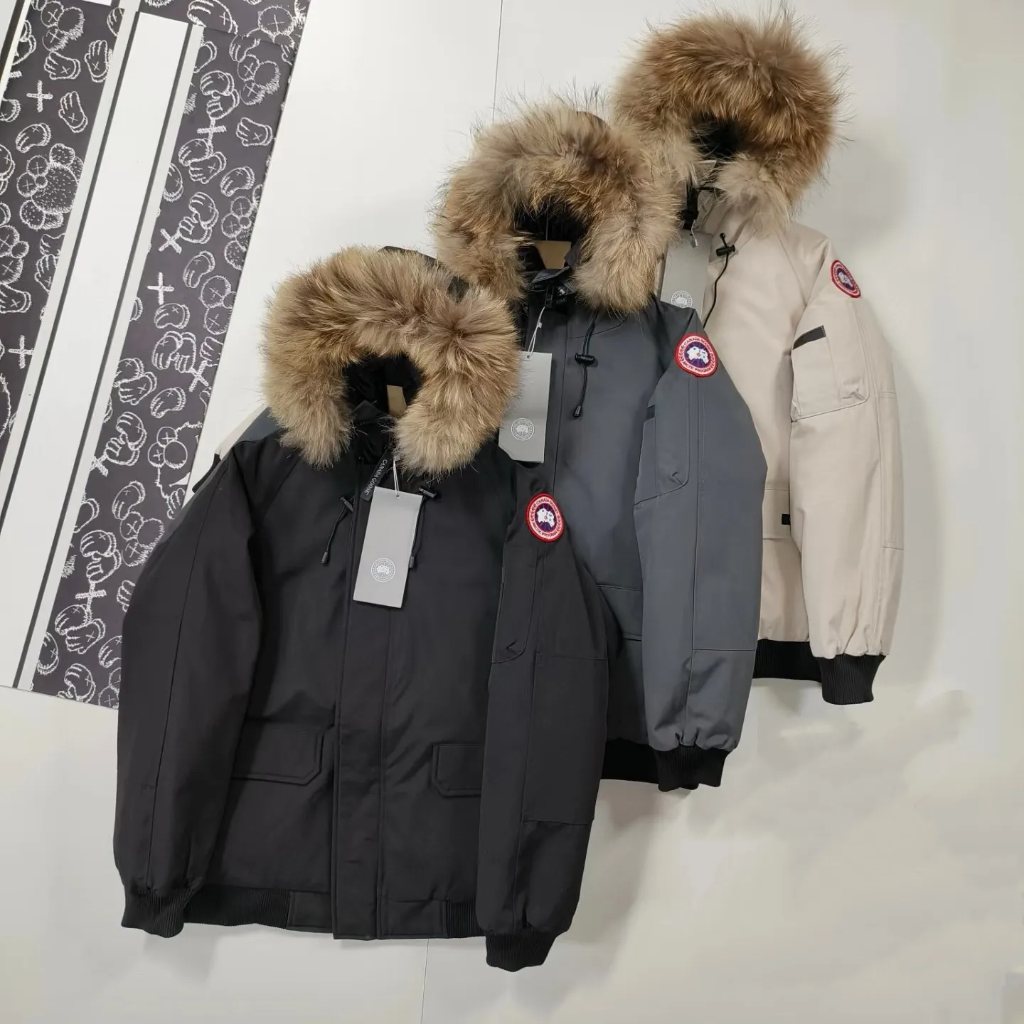 P580 Canada Goose/Canada Goose thickened parka fur collar cotton jacket. The fur collar is removable. The weight of a single piece is up to 4 pounds. It is thick and warm. The quality is bubbling. It is a high-end limited edition model of the British royal family brand in the United Kingdom and Europe. 100% good products are recommended in China.. At least 2w or more. The design with traditional British nobleness. It is a style that men dream of. It is really hard to get a ticket! ! Exported by a trading company...exclusively sold...Although it is a high-end limited edition in Europe...but due to the particularity of the fabric...this kind of fabric...is only available in Taiwan in the world! ! It is patented and developed in Taiwan... It uses bur gabardine functional fabric. The fabric is fully glued to isolate water molecules. It has the stiffness and texture of gabardine cotton. It also has the comfort of full memory functional fabric... breathability and high-end! ! Windproof, waterproof, anti-wrinkle, anti-scratch, breathable and all other powerful functions! ! This is definitely a down jacket that kills all others. The two flap pockets on the front and side. Its streamlined tailoring shows a unique fashion! ! The functional dual-purpose cuffs of the assault model...a design that reaches the pinnacle of aesthetics! ! The inside of the hem bottom has fixed windproof elastic and double adjustment buckles... which not only has functions but also enhances the overall upper body shape! ! Color: black off-white gray Size: S-3XL